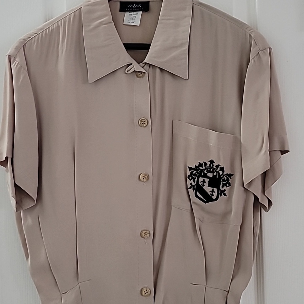 Vintage Ladies Beige Short Sleeve Button-Up Shirt With Crest Like Logo Sz Small - Picture 2 of 6